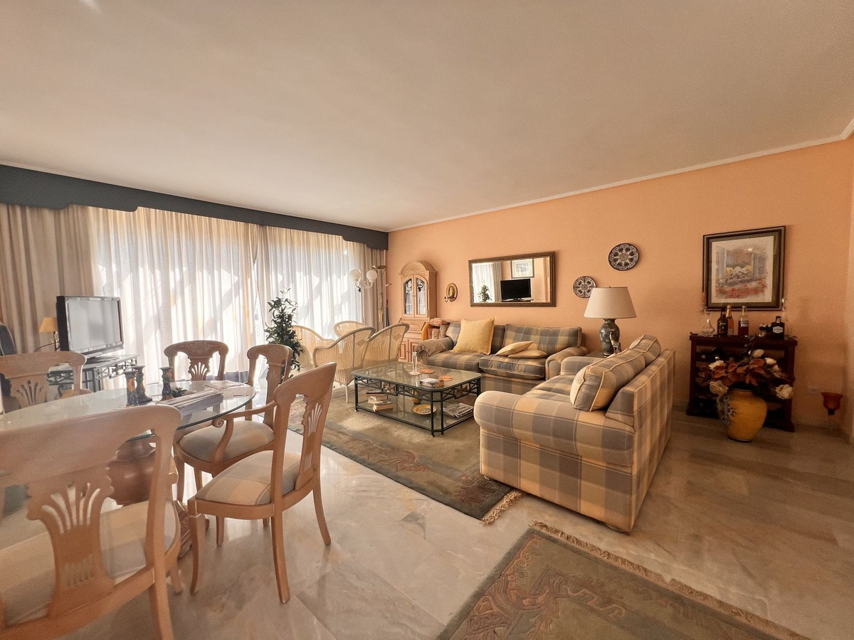 2 Bedroom Penthouse in Estepona - Photo 6