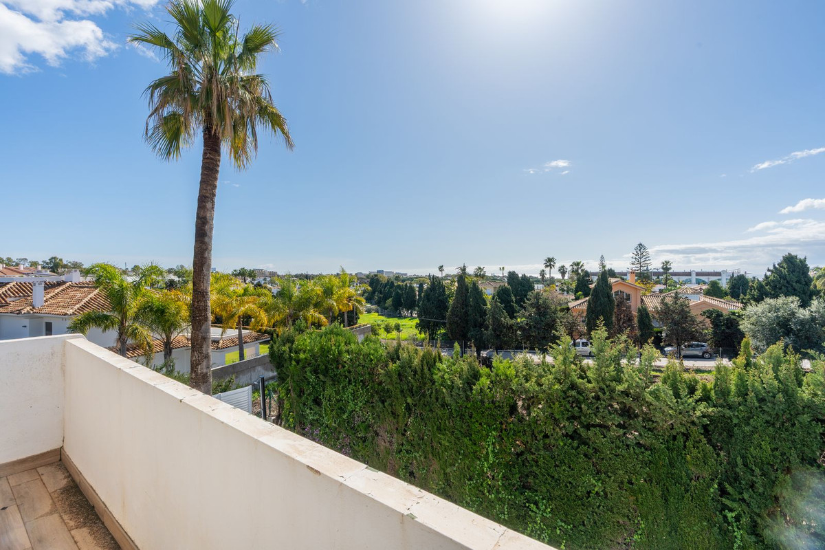 5 Bedroom Villa in Estepona - Photo 22