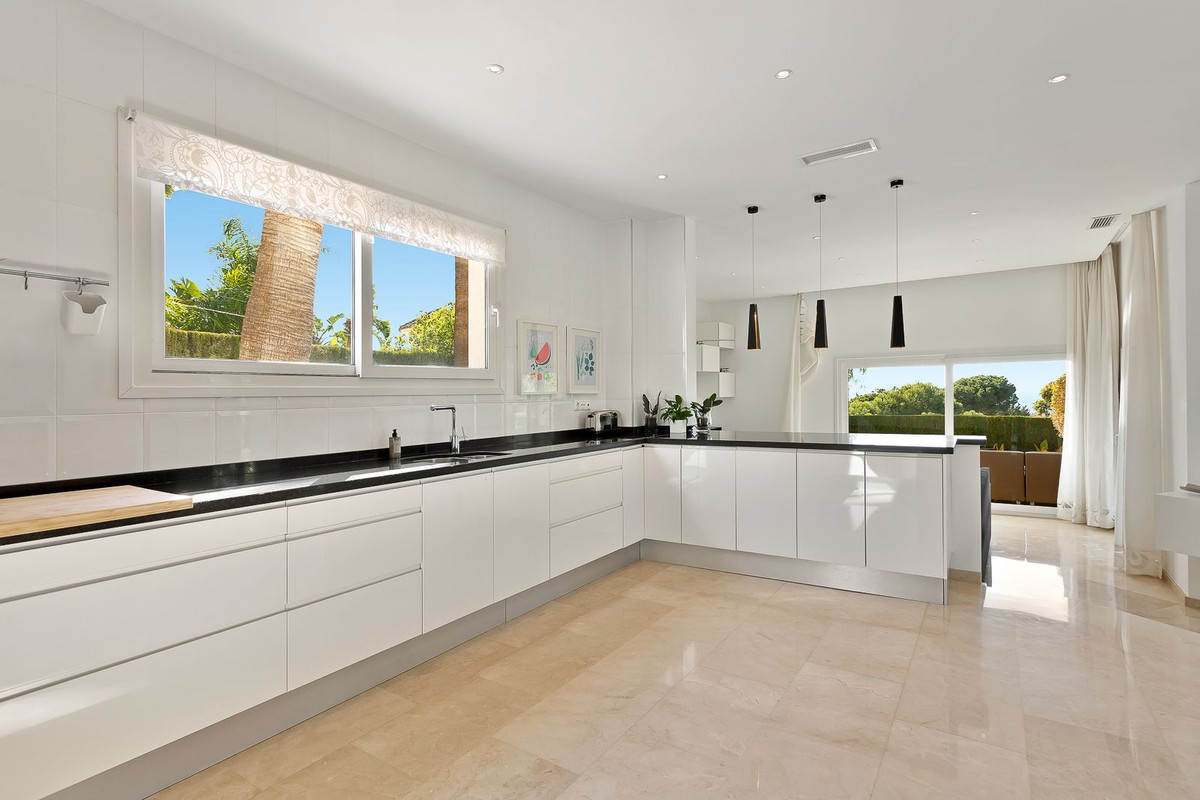 4 Bedroom Villa in Marbella - Photo 14