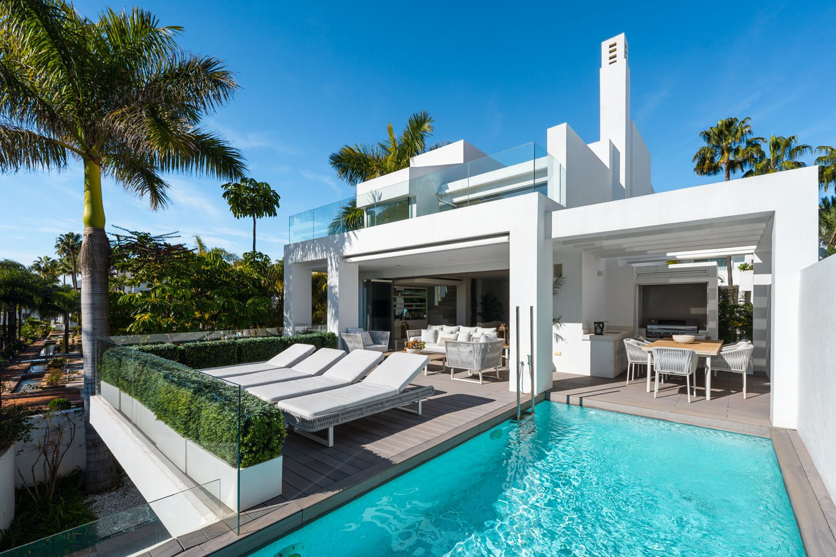 4 Bedroom Villa in Marbella - Photo 12