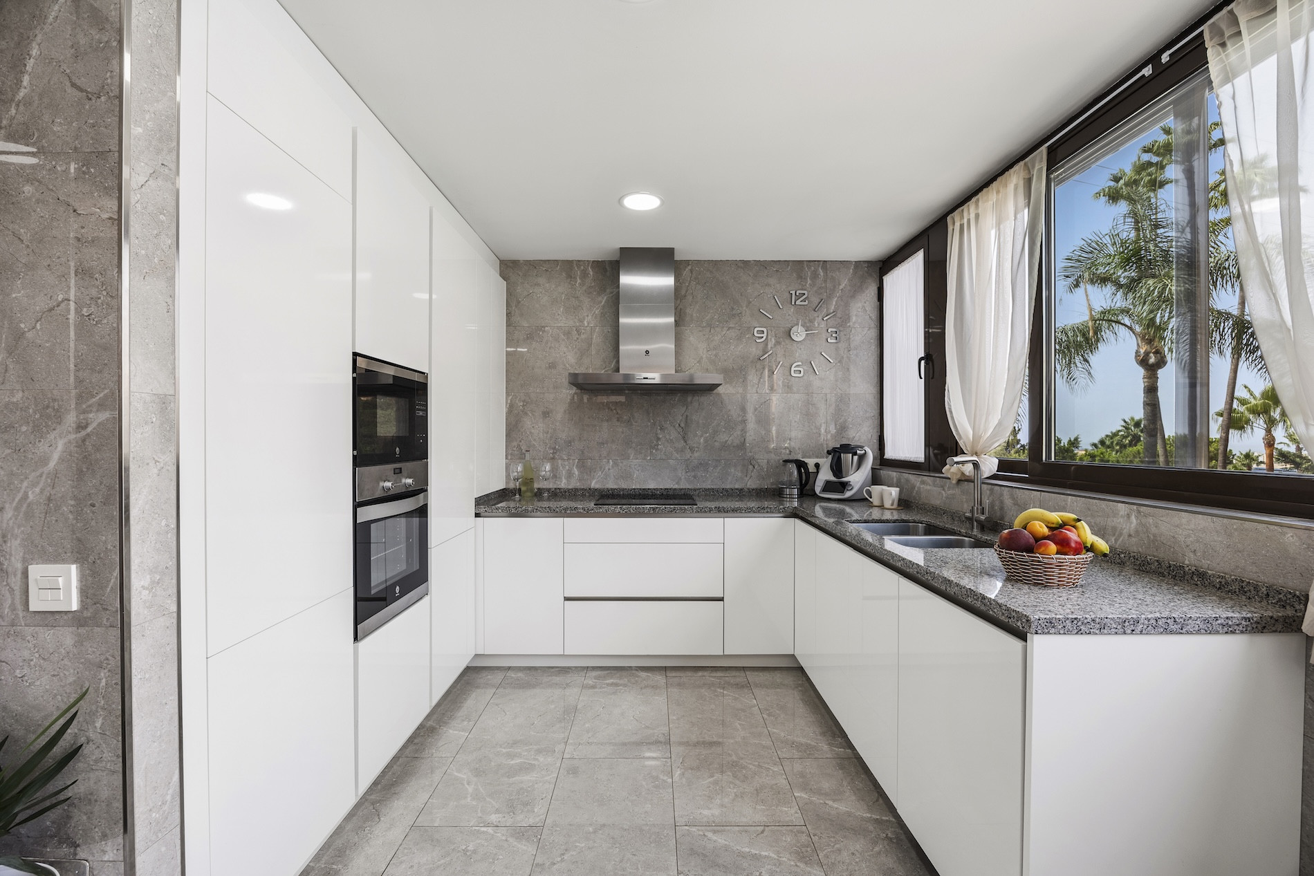2 Bedroom Apartment in Marbella - Photo 7