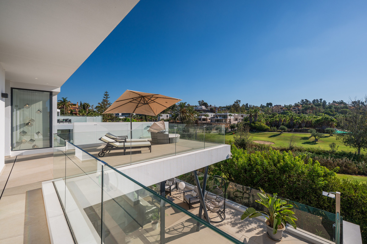 5 Bedroom Villa in Estepona - Photo 18
