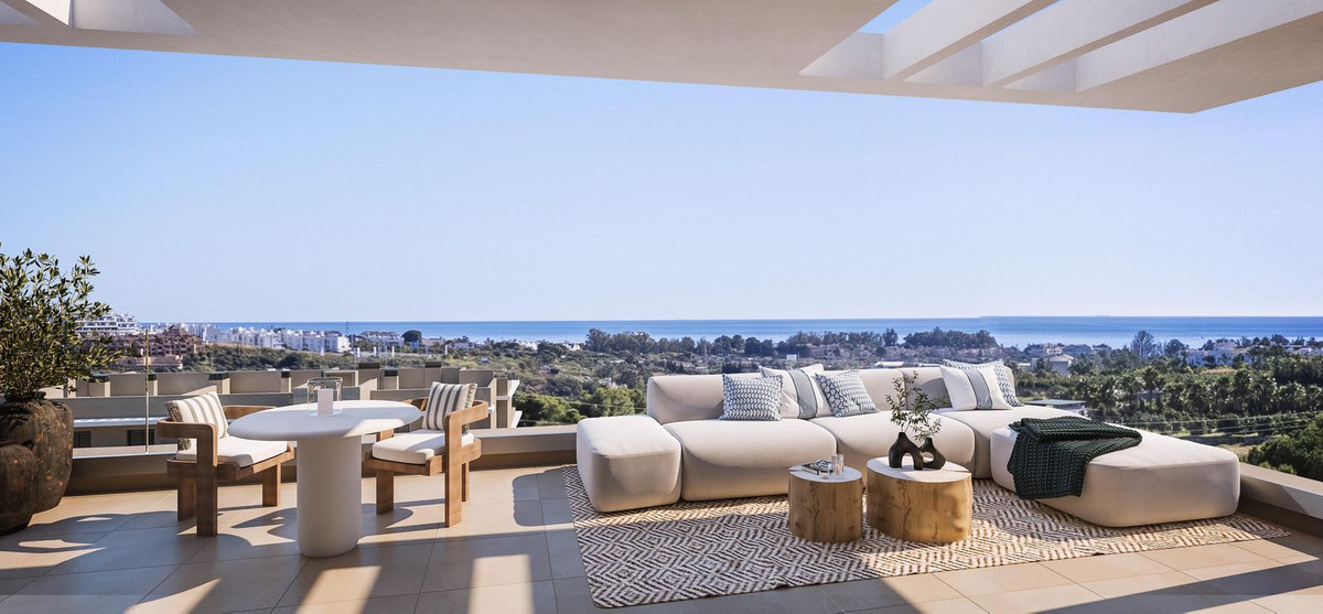 2 Bedroom Apartment in Estepona - Photo 2