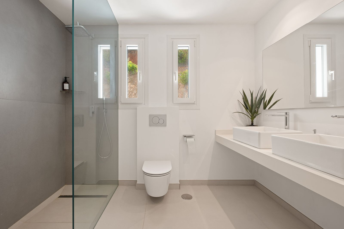 4 Bedroom Villa in Marbella - Photo 31