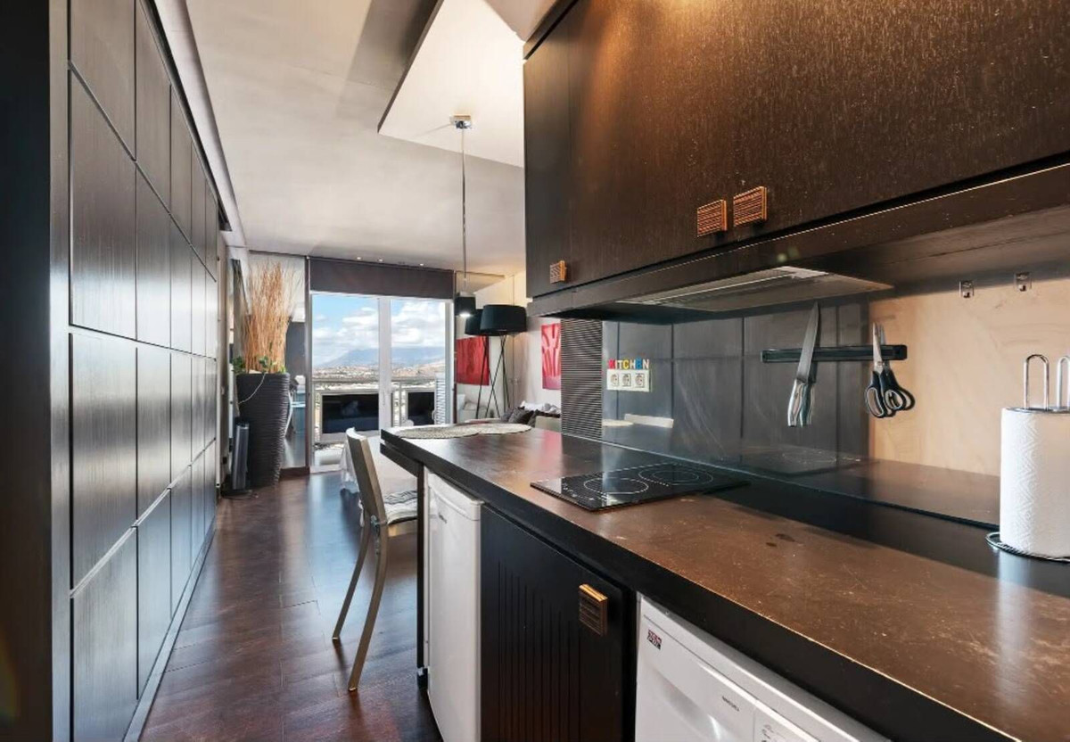 1 Bedroom Apartment in Marbella - Photo 9