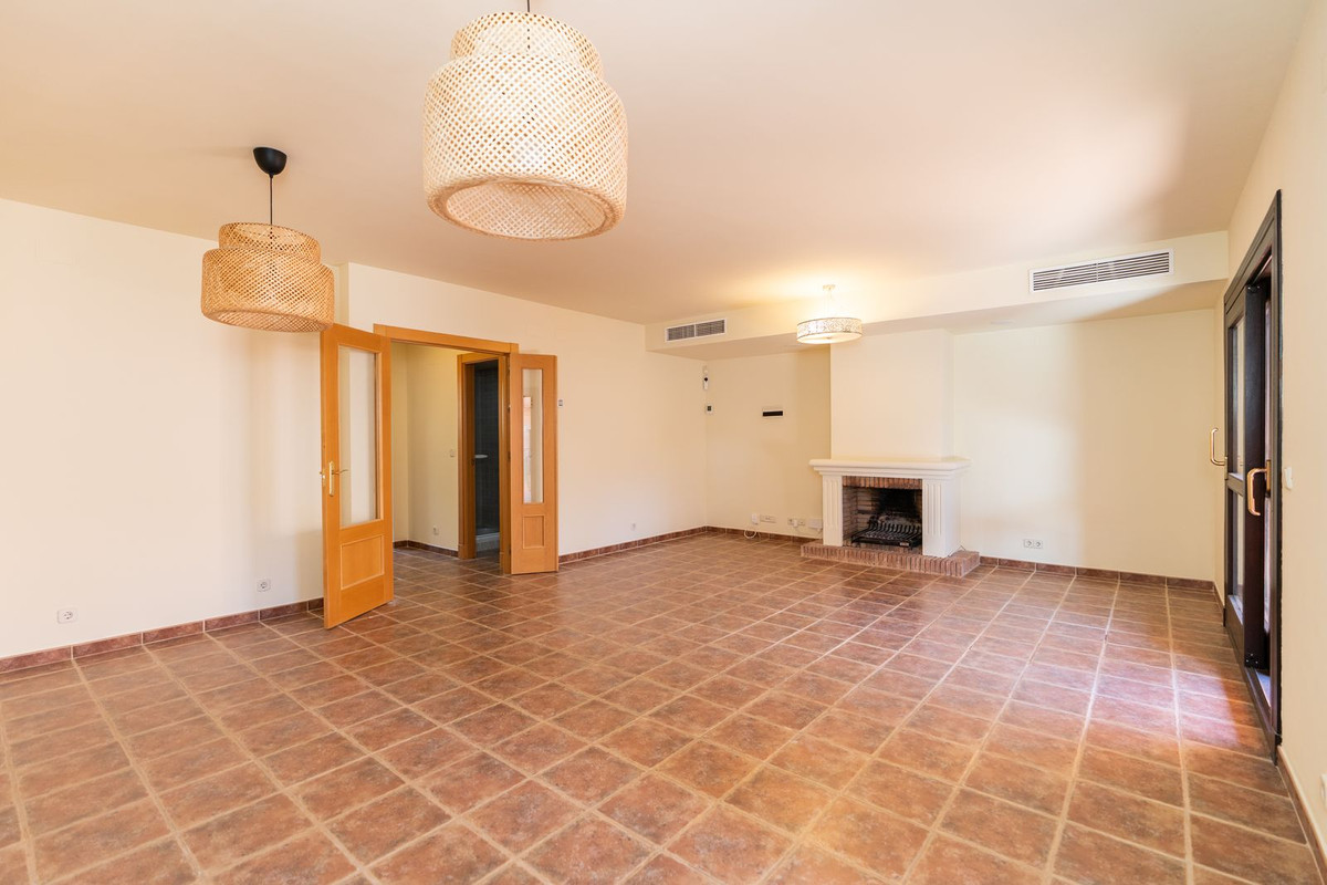 4 Bedroom Townhouse in Estepona - Photo 6