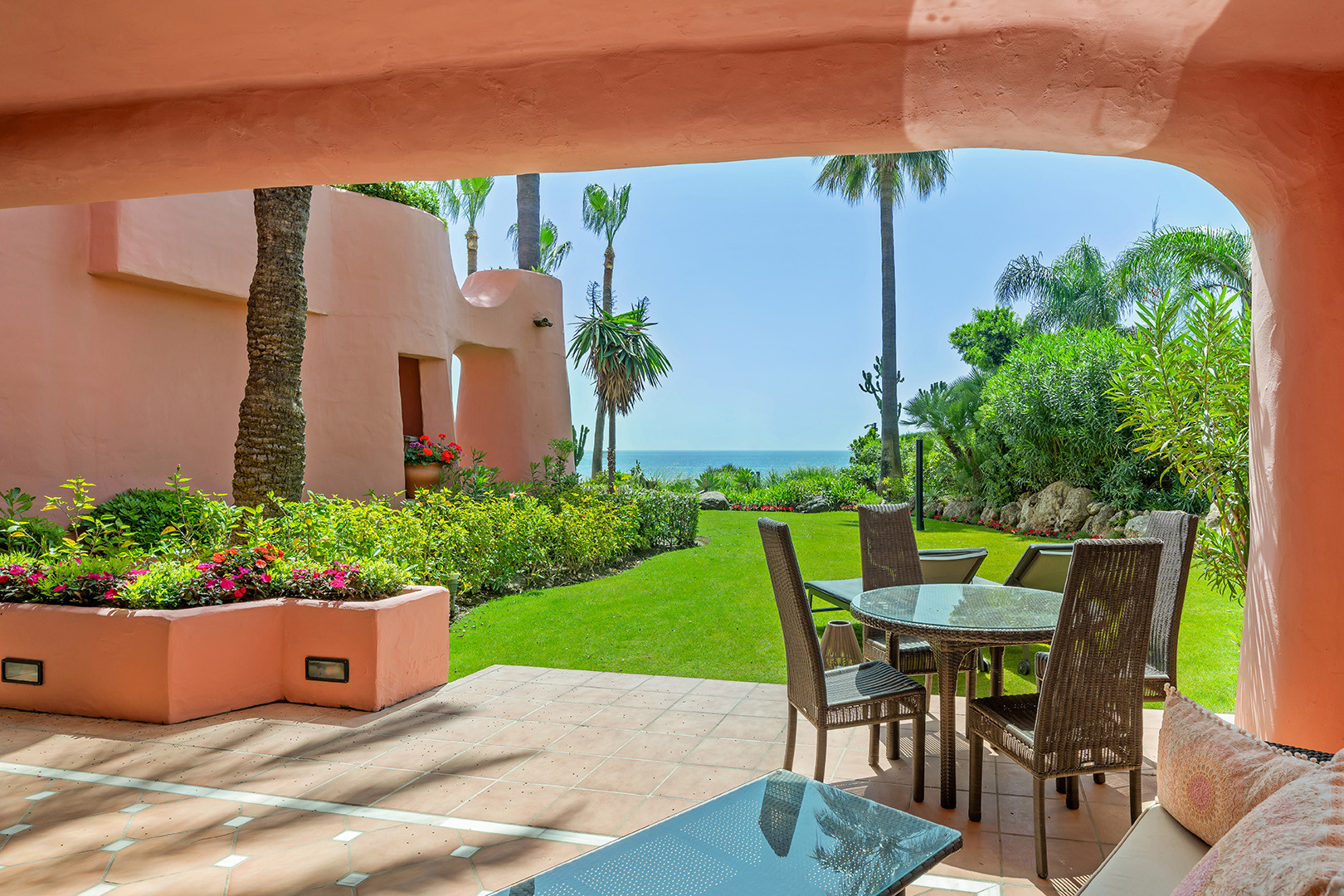 3 Bedroom Apartment in Estepona - Photo 3