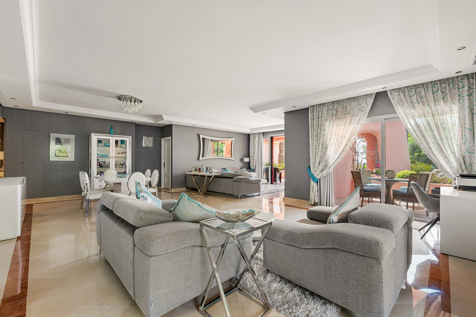 3 Bedroom Apartment in Estepona - Photo 4