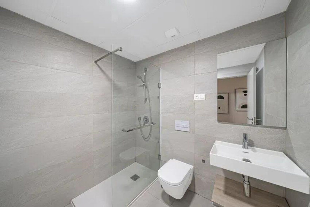 3 Bedroom Apartment in Estepona - Photo 18