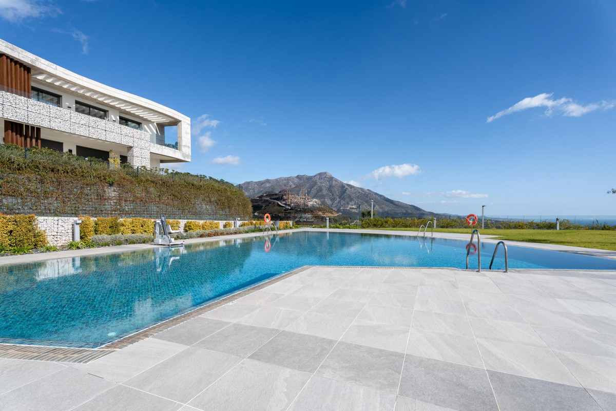 3 Bedroom Apartment in Benahavís - Photo 2
