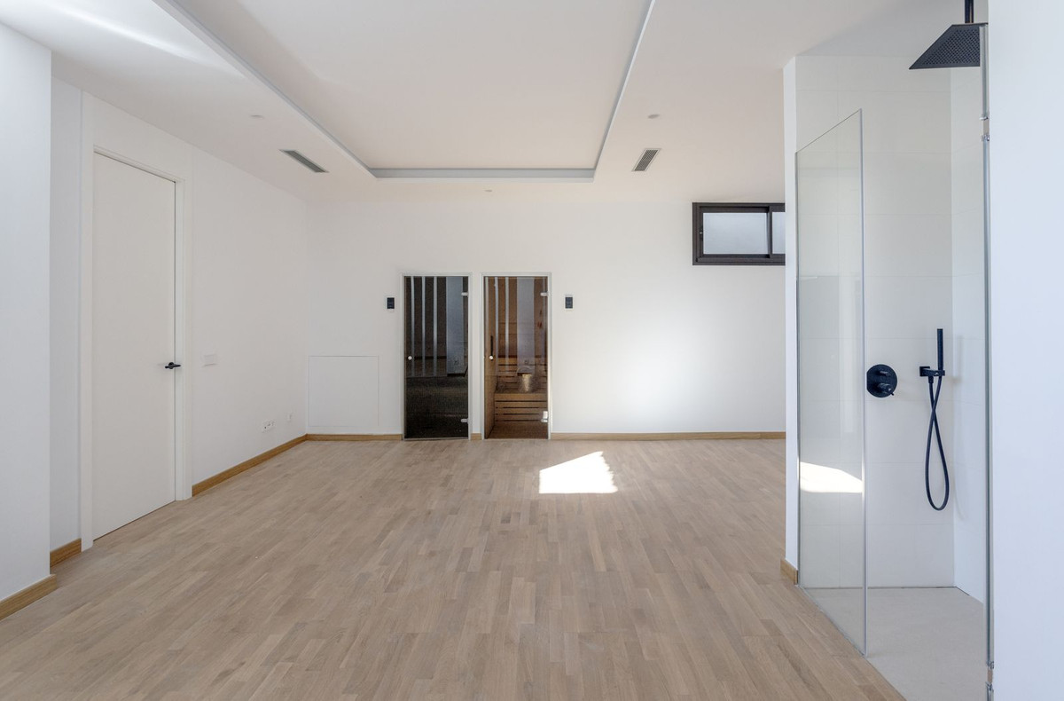4 Bedroom Villa in Marbella - Photo 45