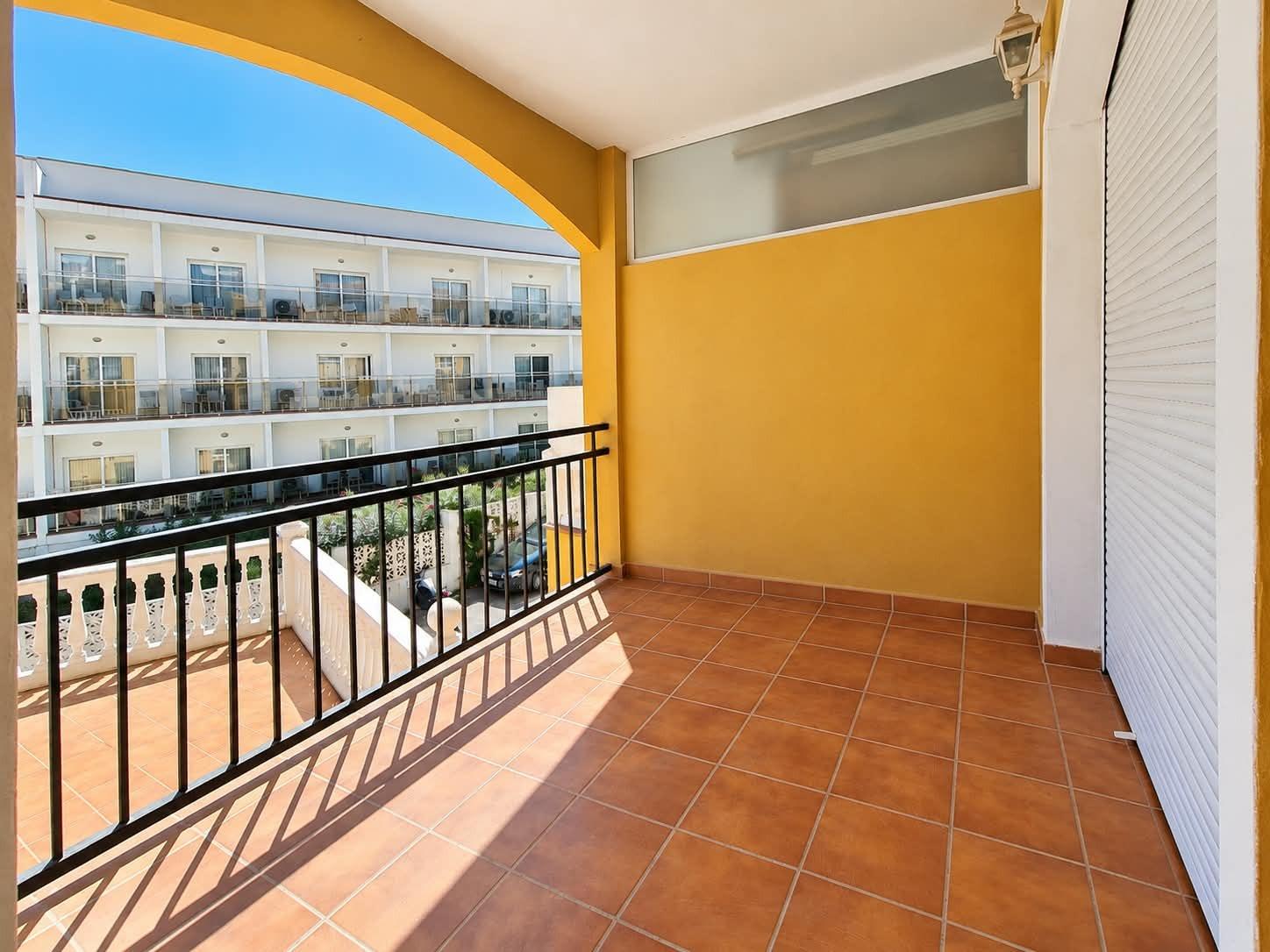 2 Bedroom Apartment in Benalmádena - Photo 3