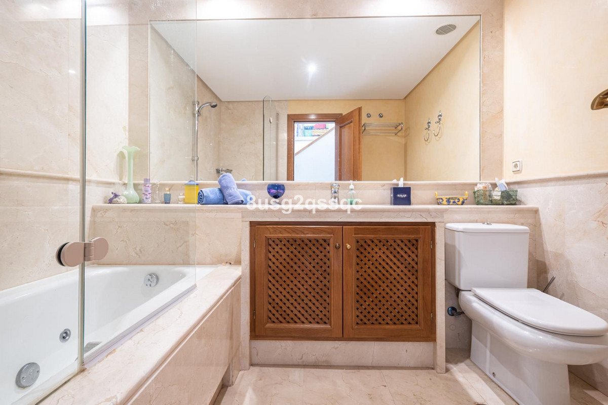 4 Bedroom Villa in Estepona - Photo 15