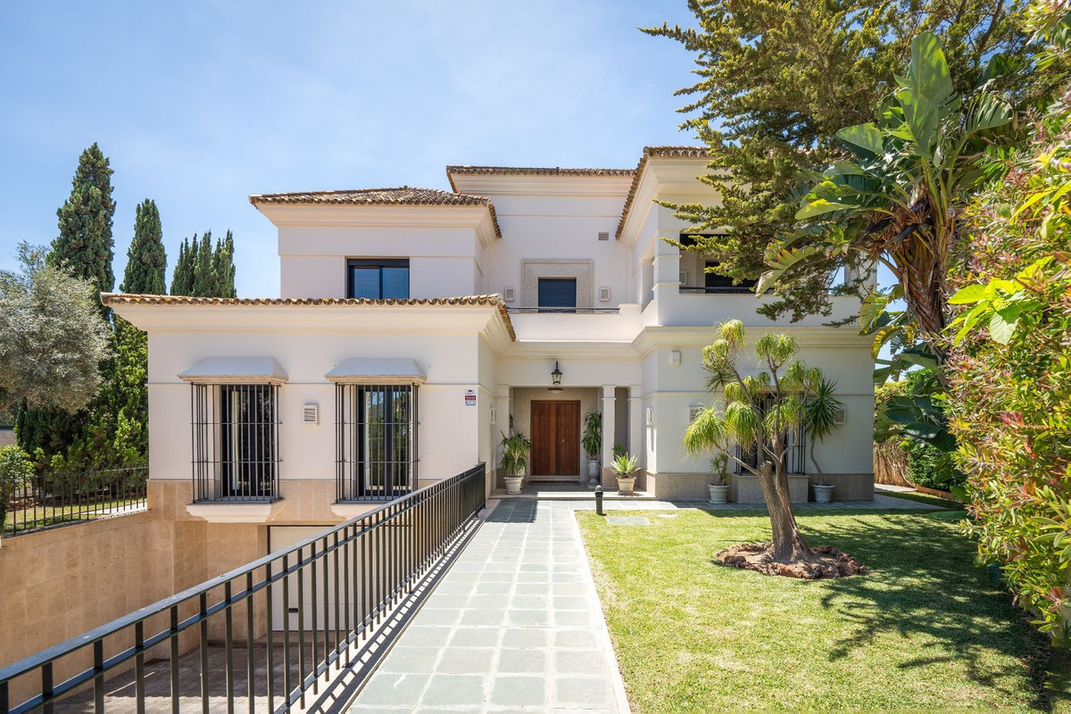 6 Bedroom Villa in Marbella - Photo 2