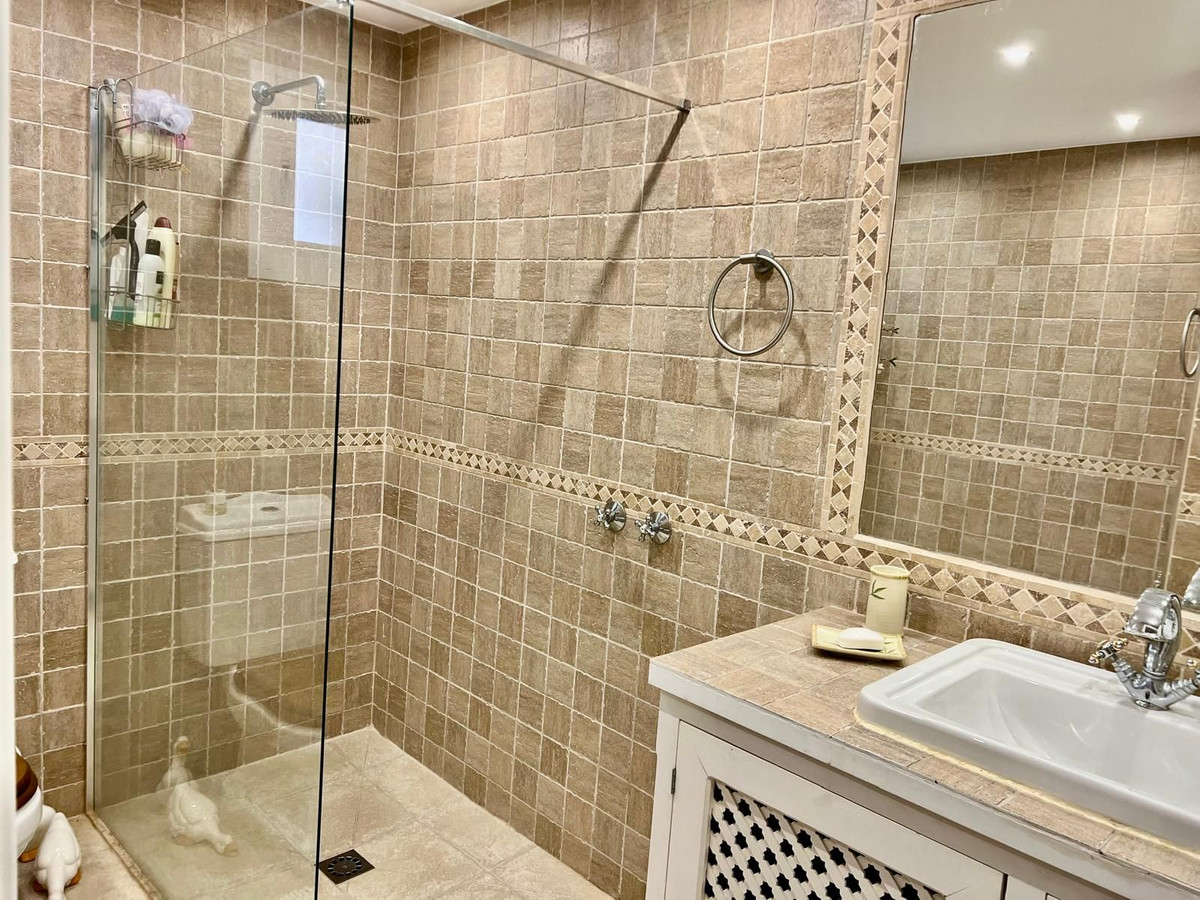 3 Bedroom Townhouse in Estepona - Photo 11