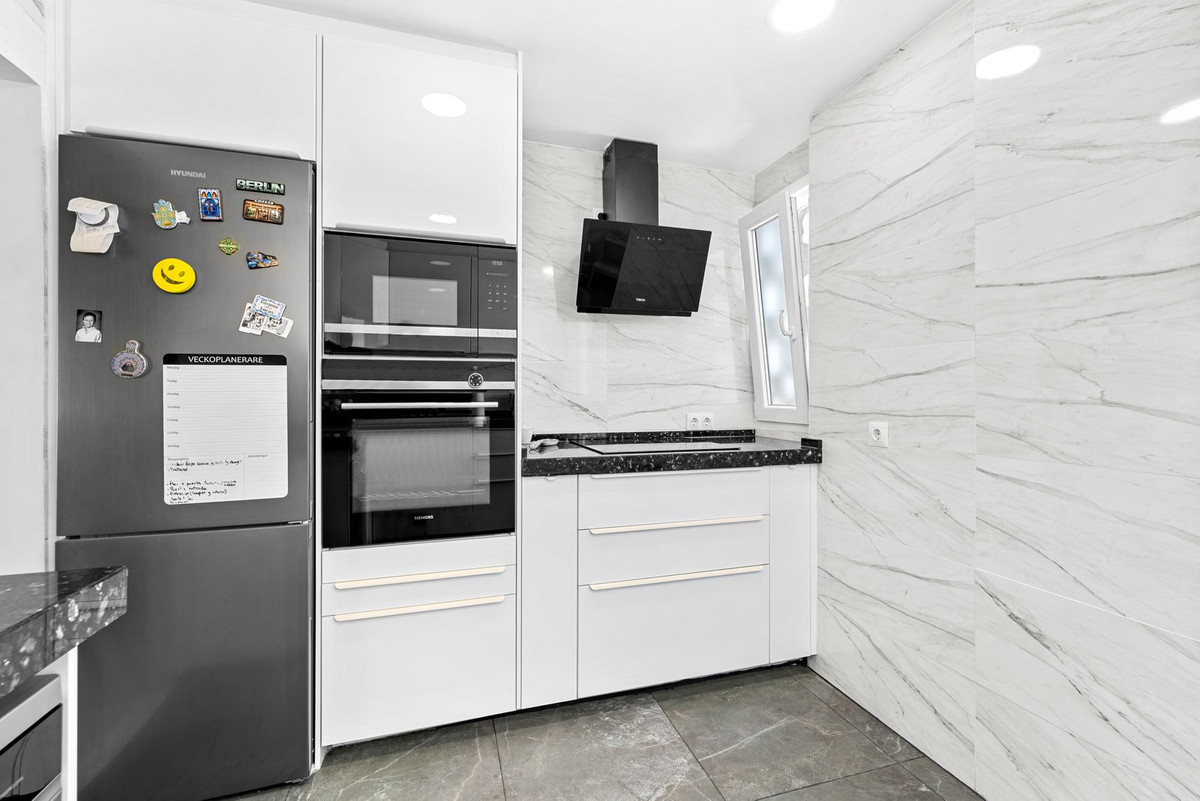 2 Bedroom Penthouse in Estepona - Photo 14