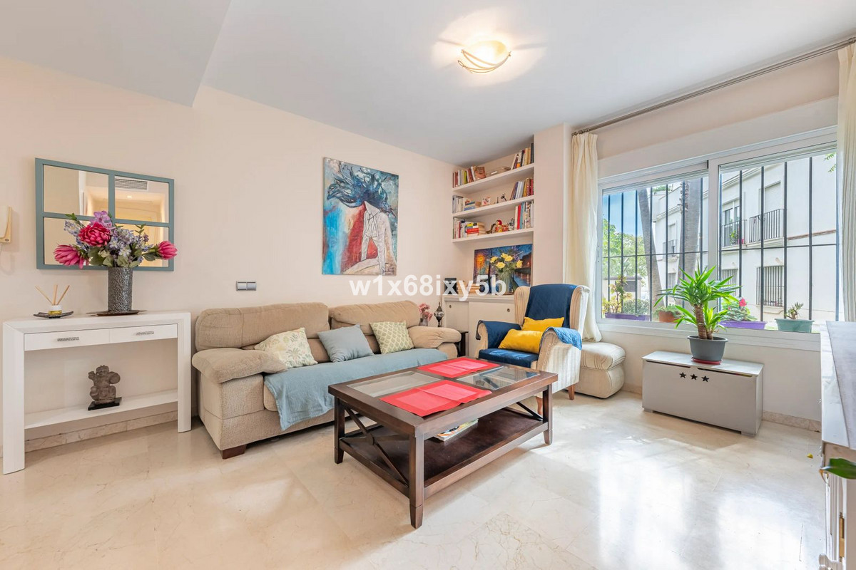 1 Bedroom Apartment in Estepona - Photo 8