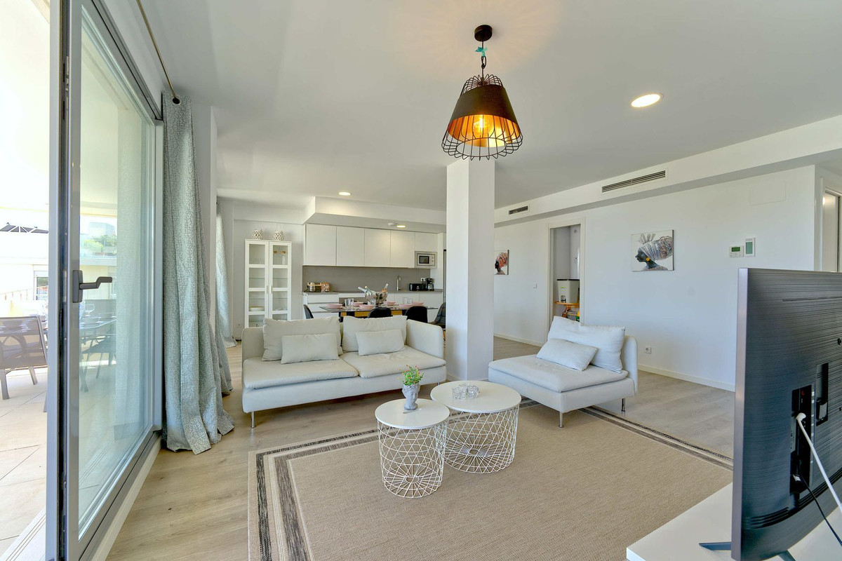 3 Bedroom Apartment in Estepona - Photo 6