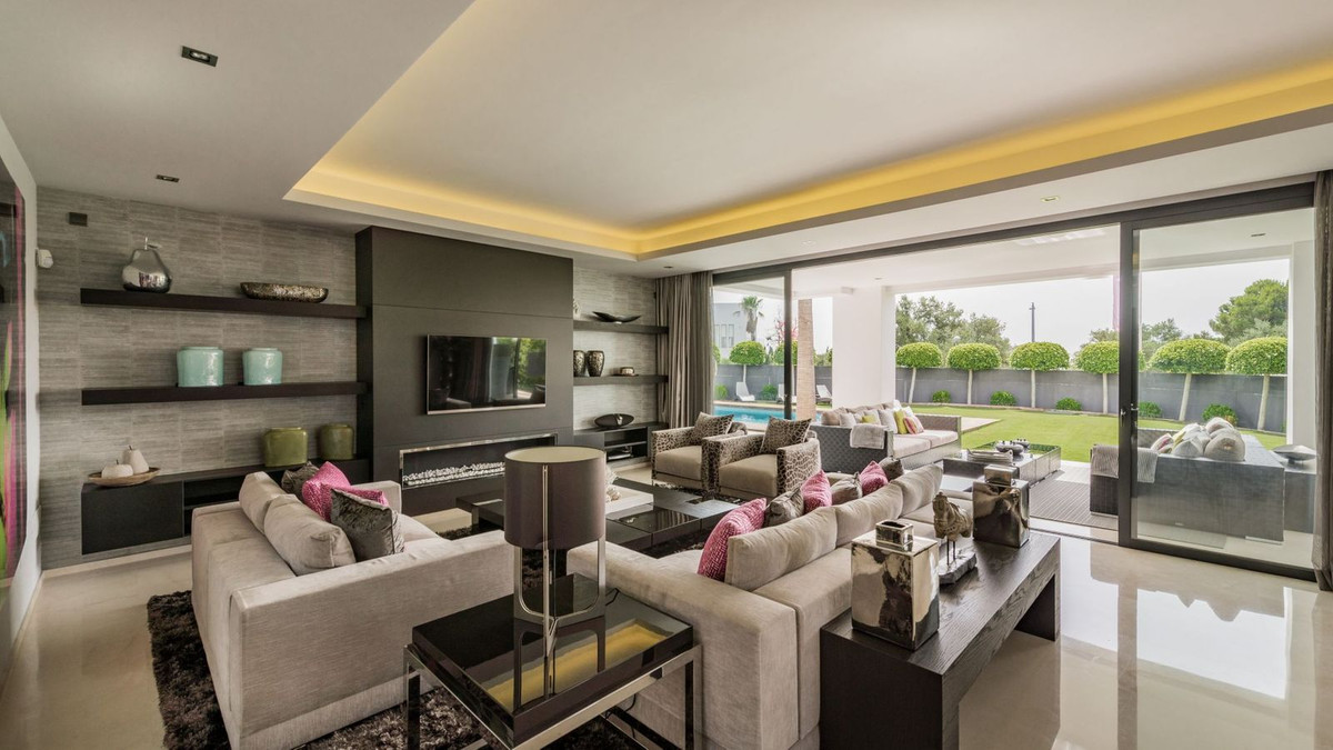 5 Bedroom Villa in Marbella - Photo 3
