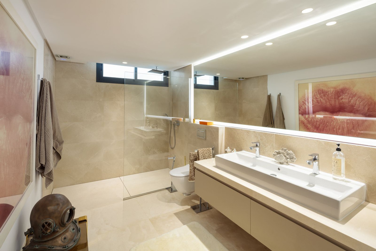 7 Bedroom Villa in Marbella - Photo 18