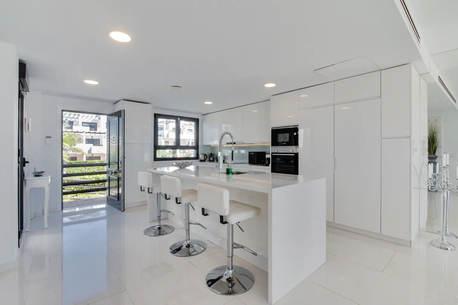 3 Bedroom Townhouse in Estepona - Photo 2