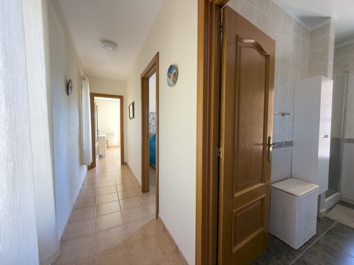 5 Bedroom Villa in Coín - Photo 25