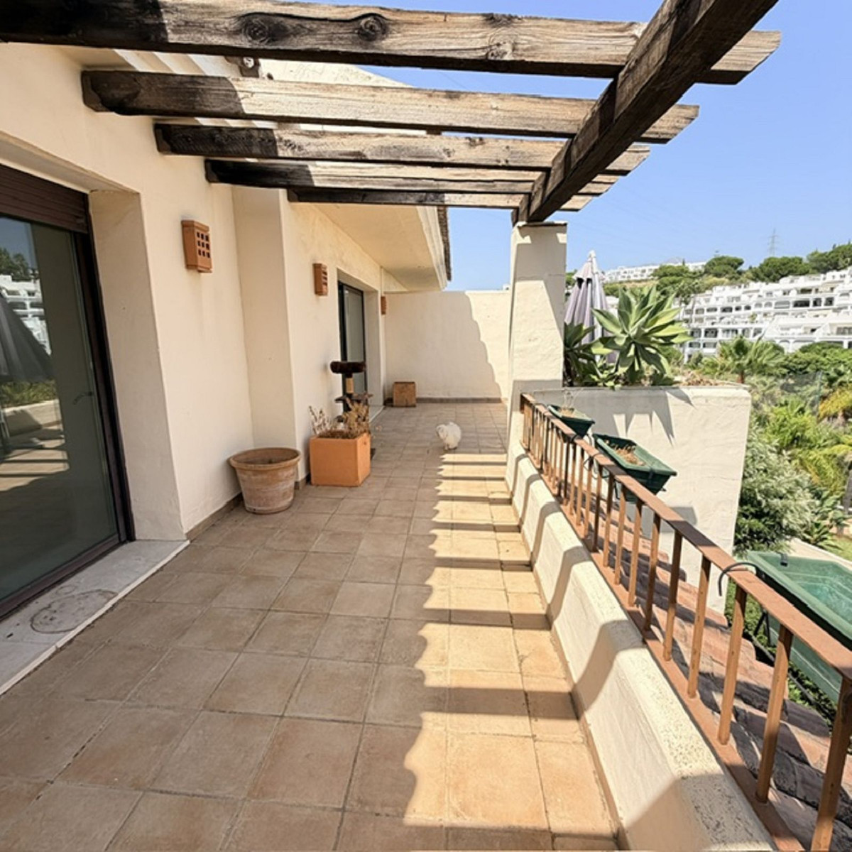 3 Bedroom Penthouse in Benahavís - Photo 4