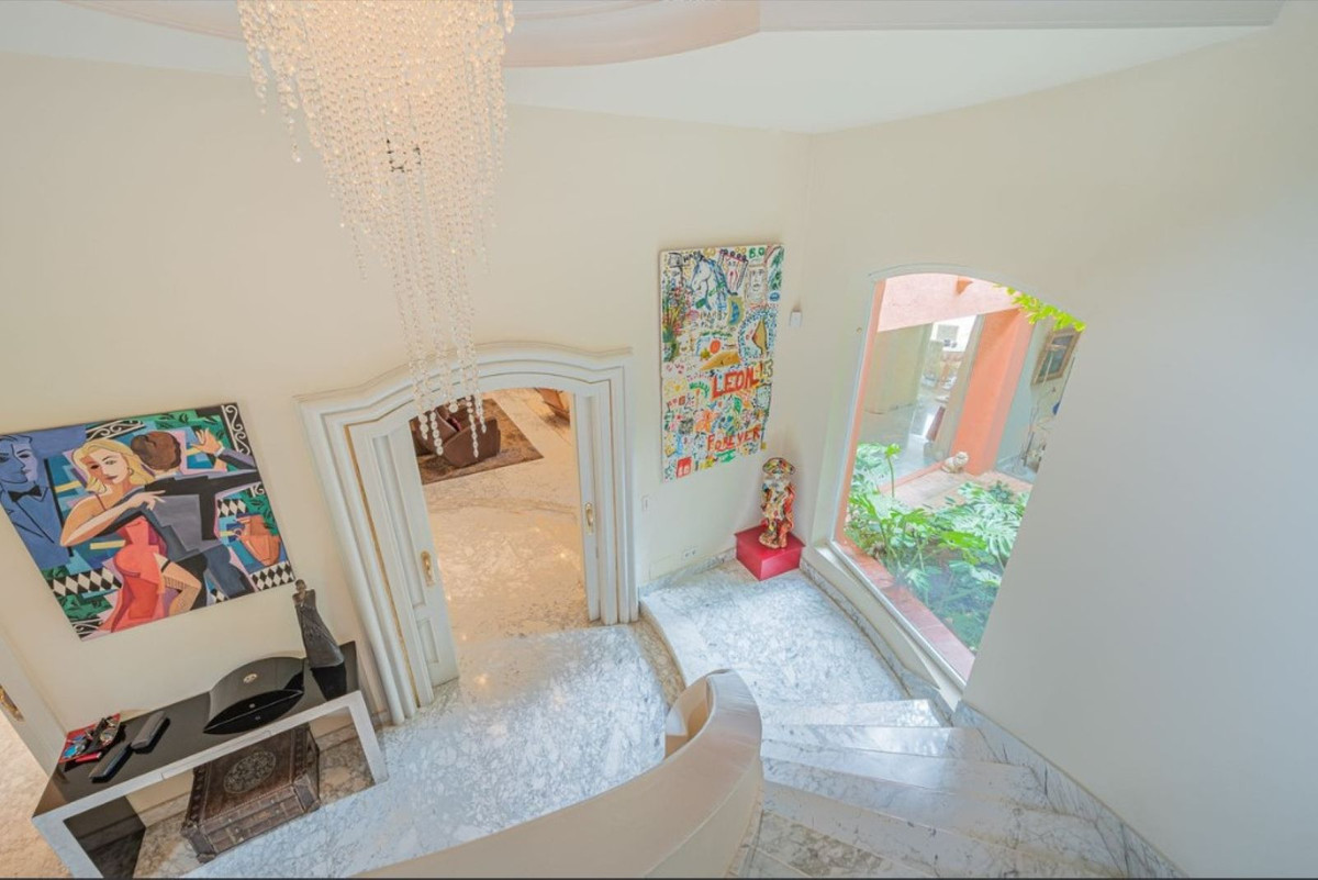 5 Bedroom Villa in Marbella - Photo 29