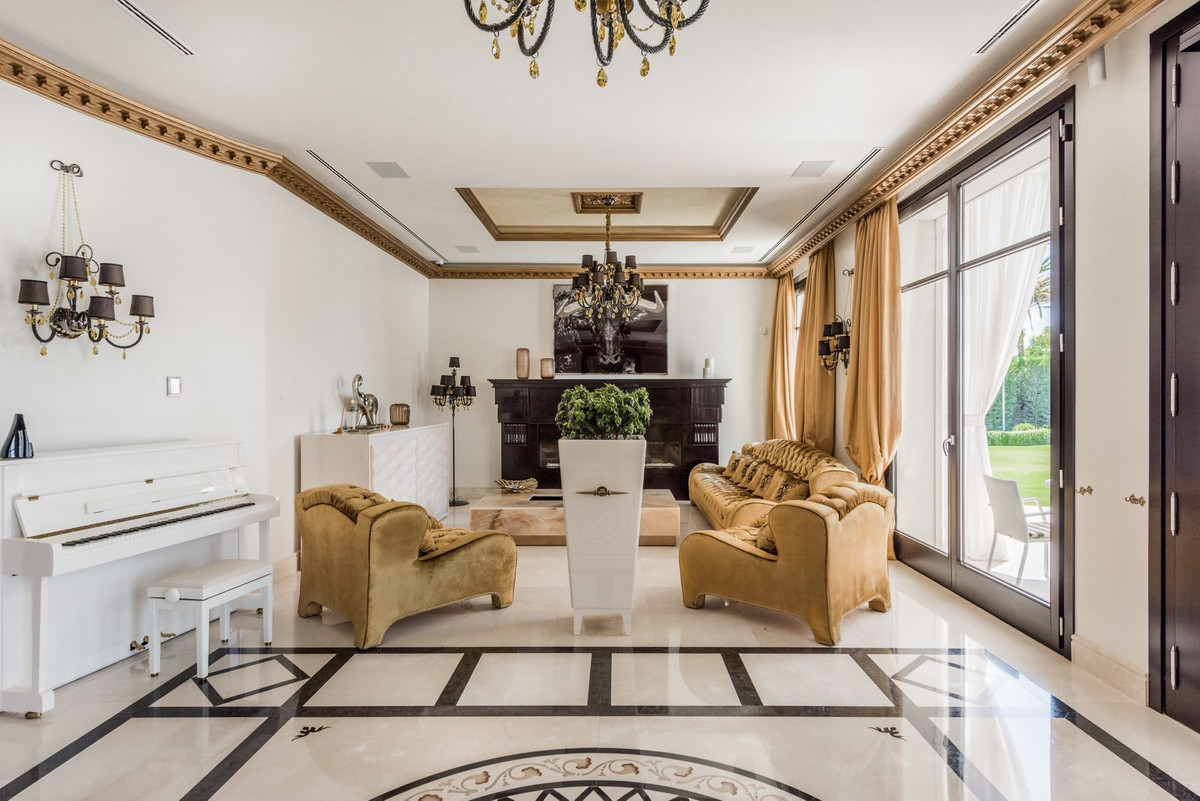 7 Bedroom Villa in Marbella - Photo 8