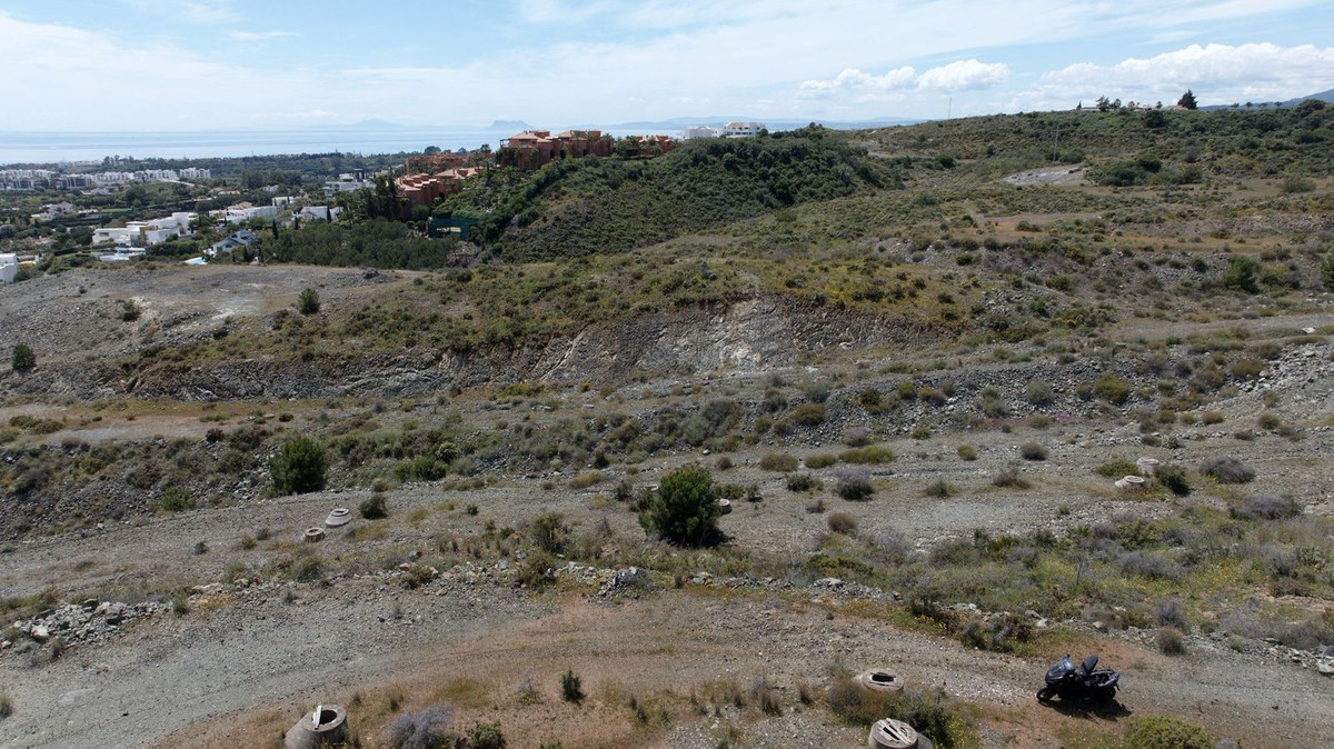 2,400 m² Plot in Benahavís - Photo 2