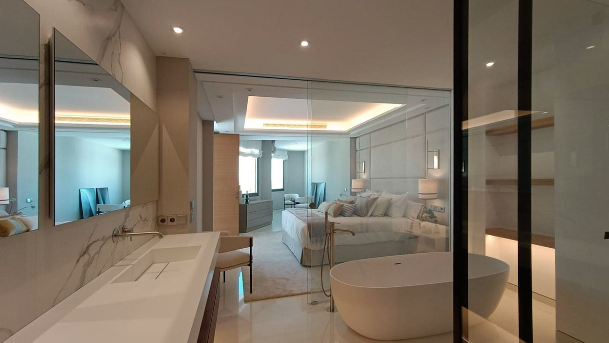 4 Bedroom Apartment in Marbella - Photo 21