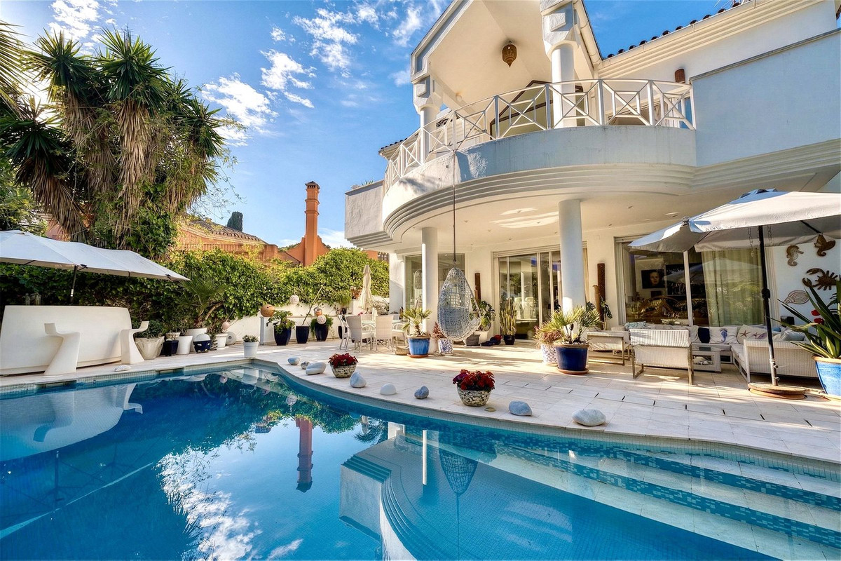 4 Bedroom Villa in Estepona - Photo 9