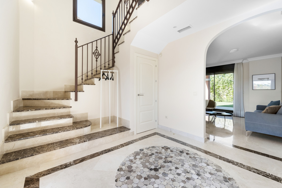 4 Bedroom Villa in Estepona - Photo 6