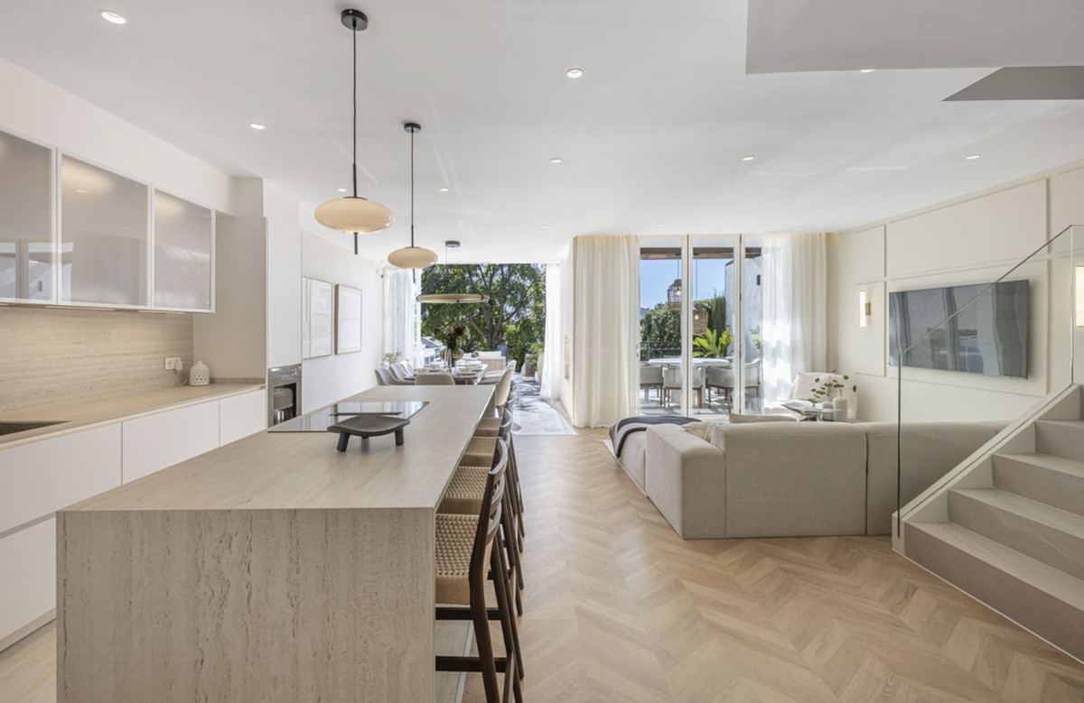 5 Bedroom Townhouse in Marbella - Photo 8