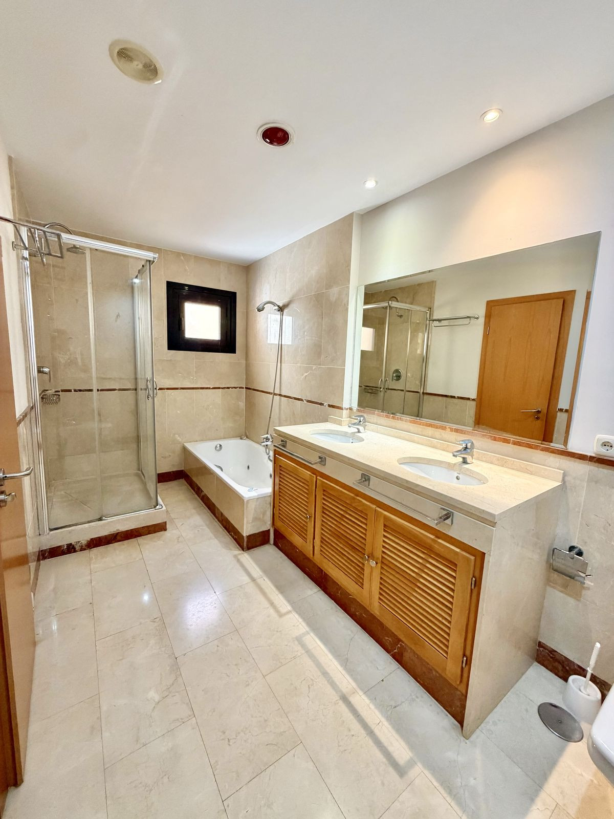 2 Bedroom Apartment in Marbella - Photo 20