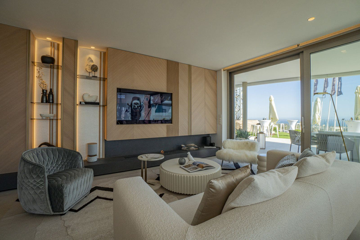 3 Bedroom Apartment in Benahavís - Photo 2