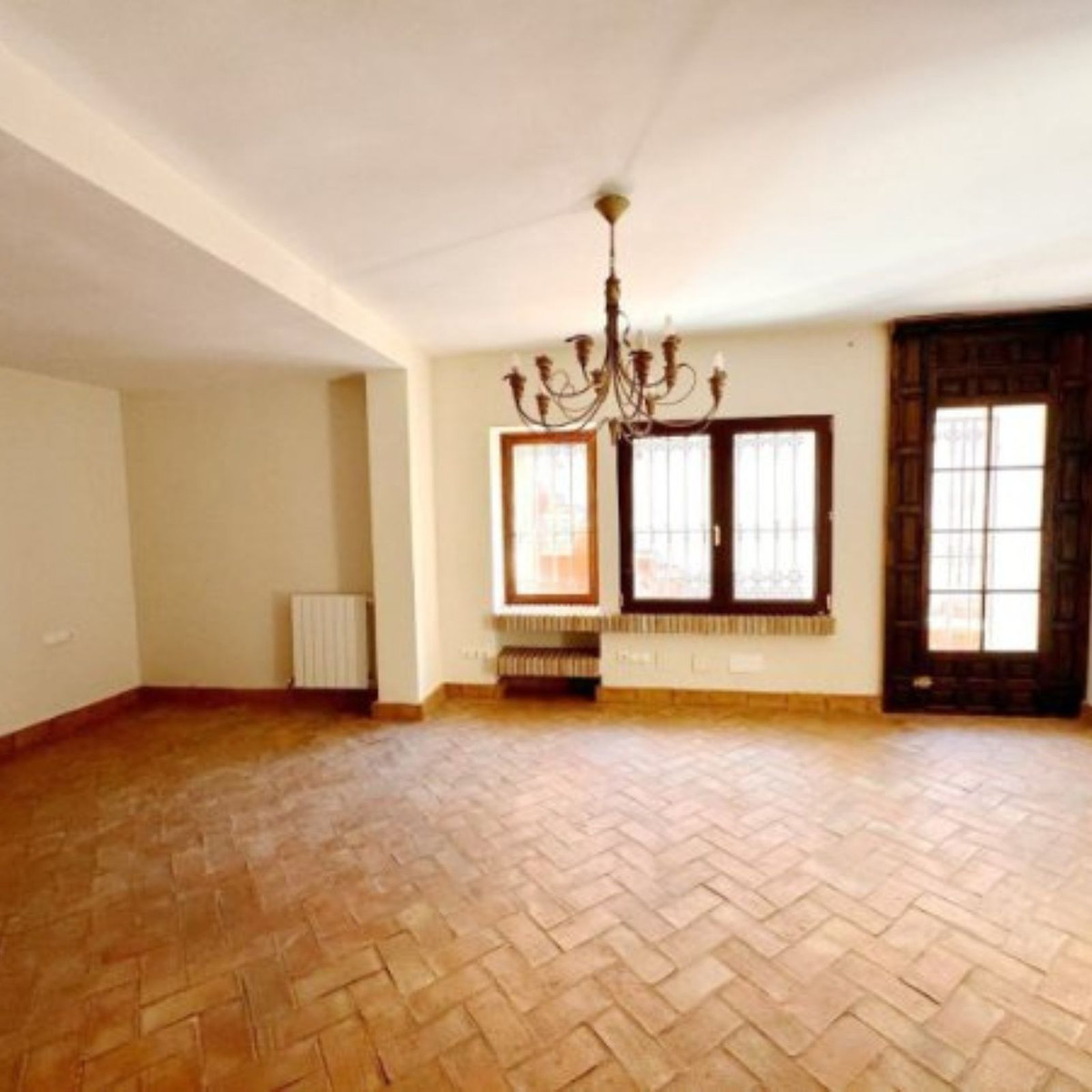 8 Bedroom Villa in Marbella - Photo 18