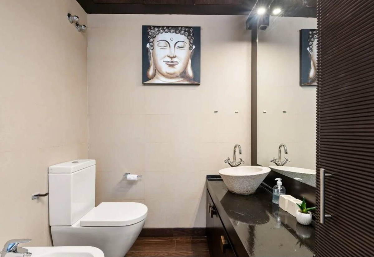 1 Bedroom Apartment in Marbella - Photo 13