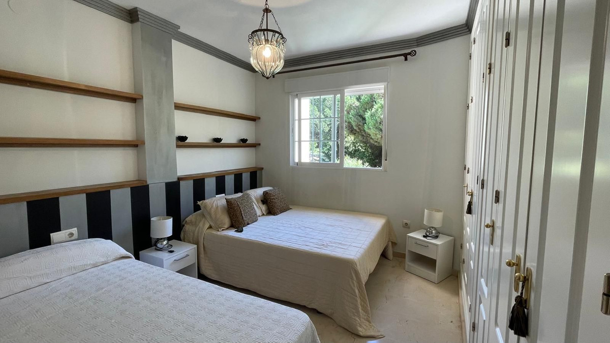 2 Bedroom Apartment in Marbella - Photo 32