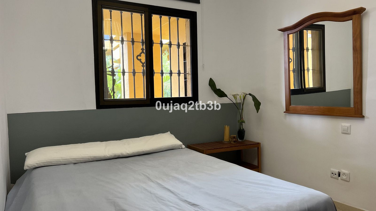 2 Bedroom Apartment in Estepona - Photo 4