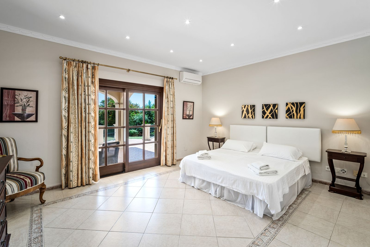 9 Bedroom Villa in Estepona - Photo 17