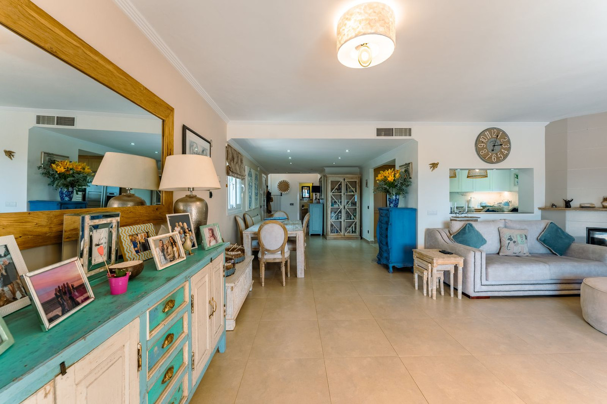 4 Bedroom Villa in Estepona - Photo 7