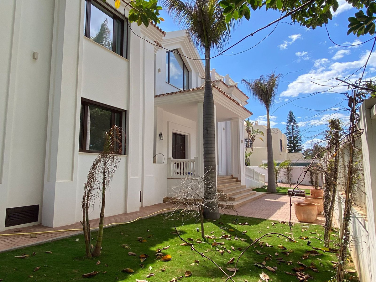 6 Bedroom Villa in San Pedro de Alcántara - Photo 4