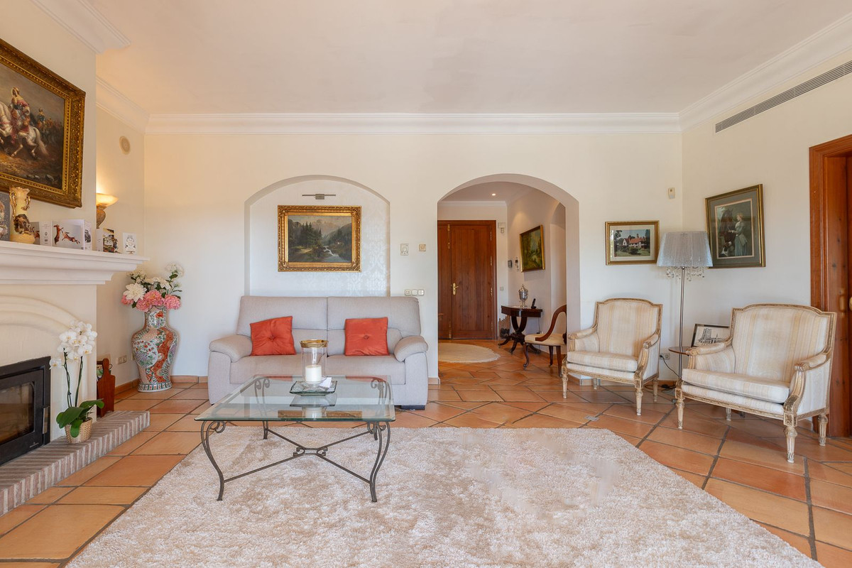 5 Bedroom Villa in Marbella - Photo 6