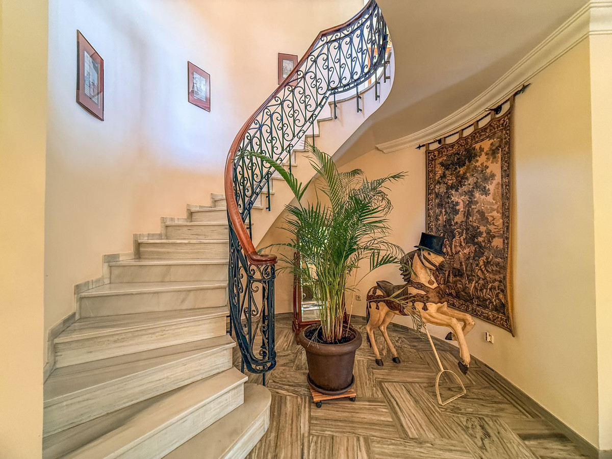 6 Bedroom Villa in Estepona - Photo 17