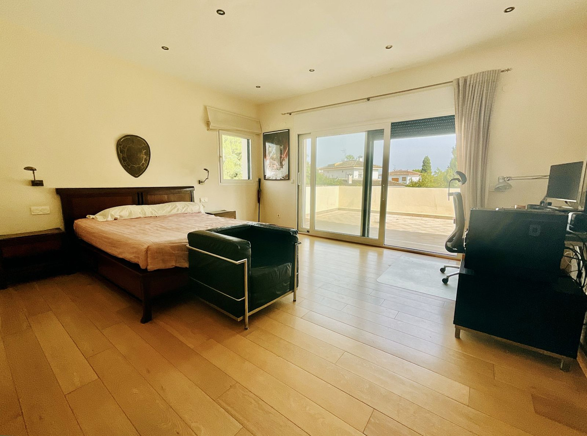 6 Bedroom Villa in Marbella - Photo 23