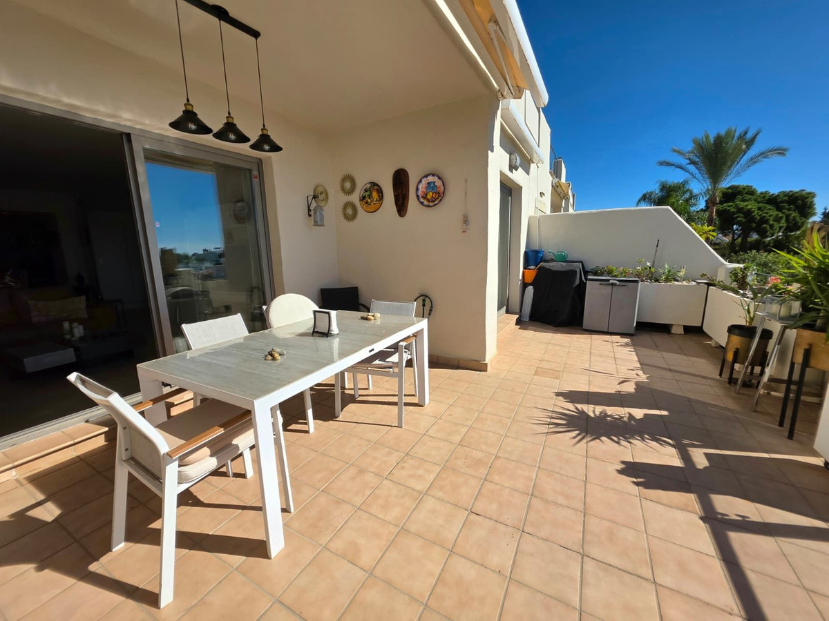 2 Bedroom Apartment in Estepona - Photo 4