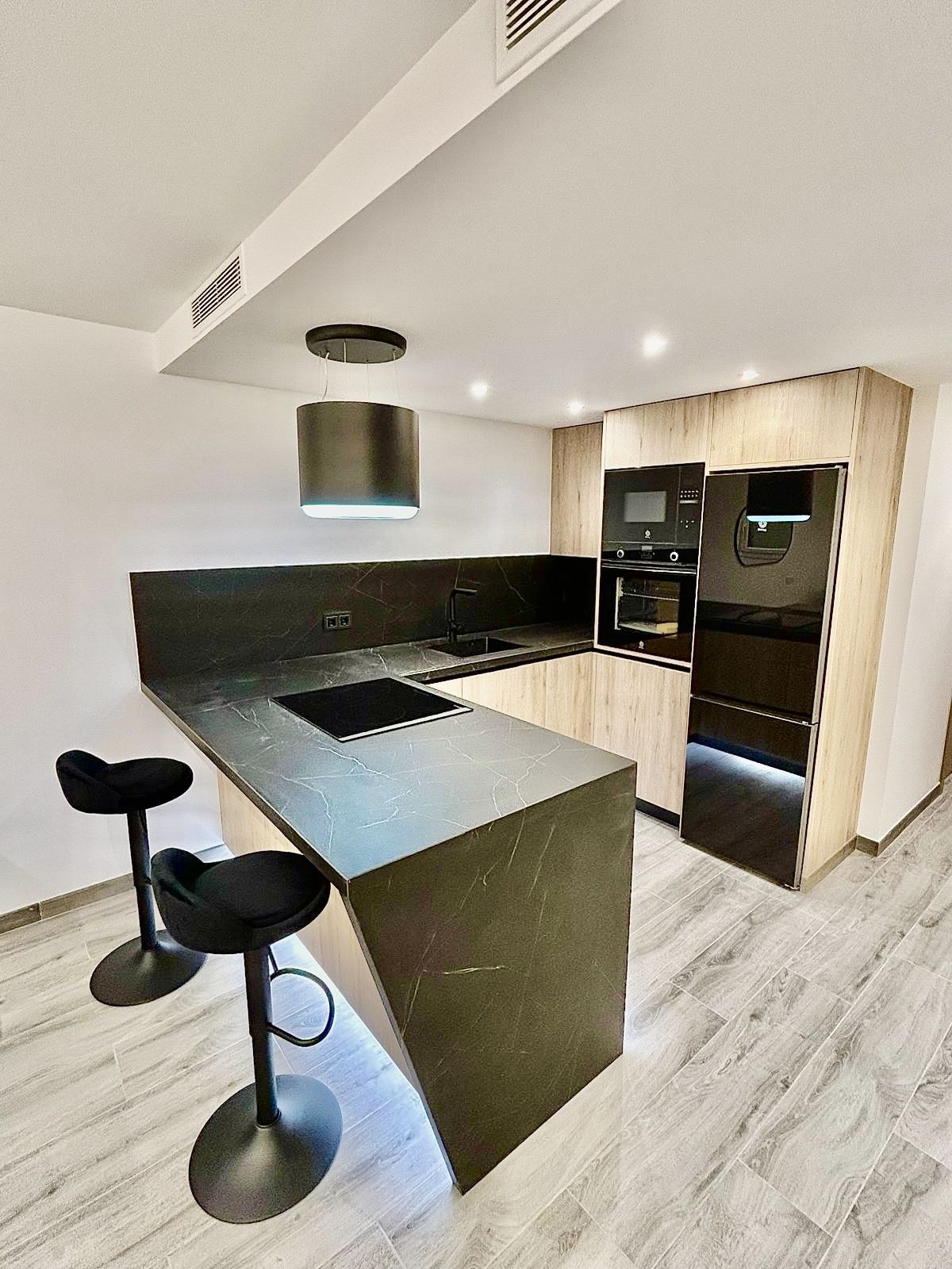3 Bedroom Apartment in Estepona - Photo 2