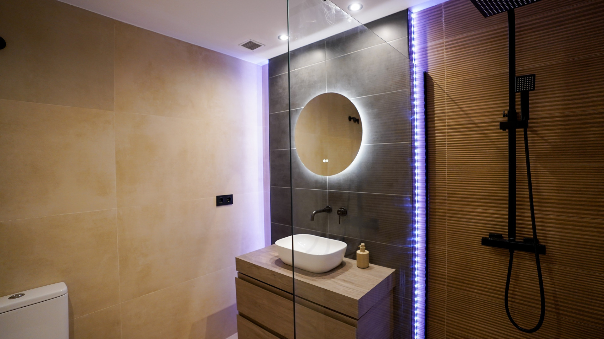 2 Bedroom Apartment in Marbella - Photo 25