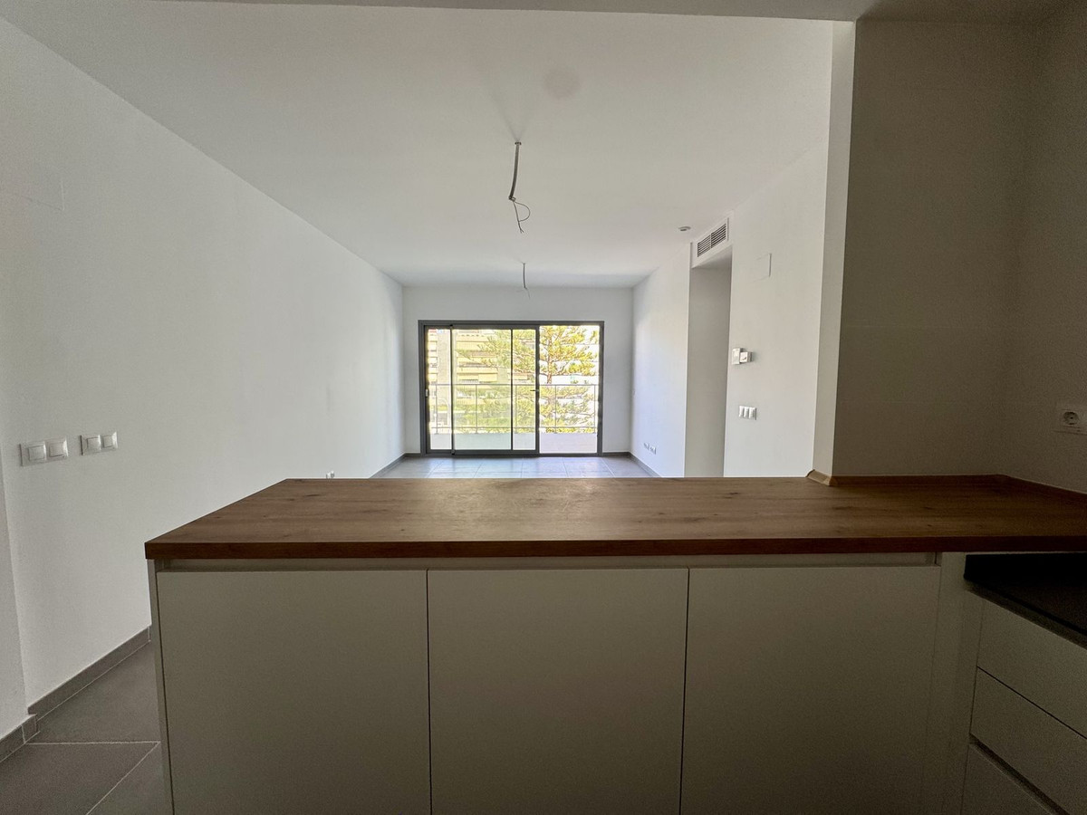2 Bedroom Apartment in Benalmádena - Photo 8